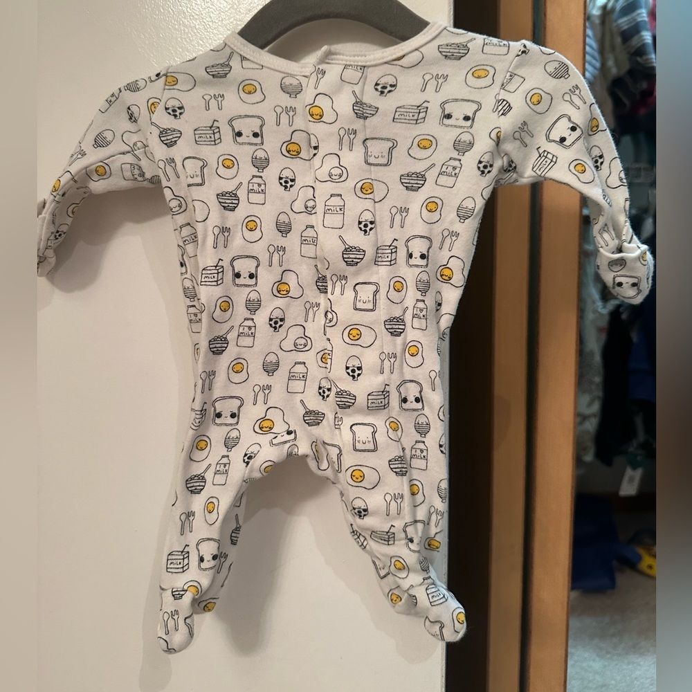 EUC MAGNETIC ME UNISEX Onesie Pajamas with Bacon and Eggs Boys Girls